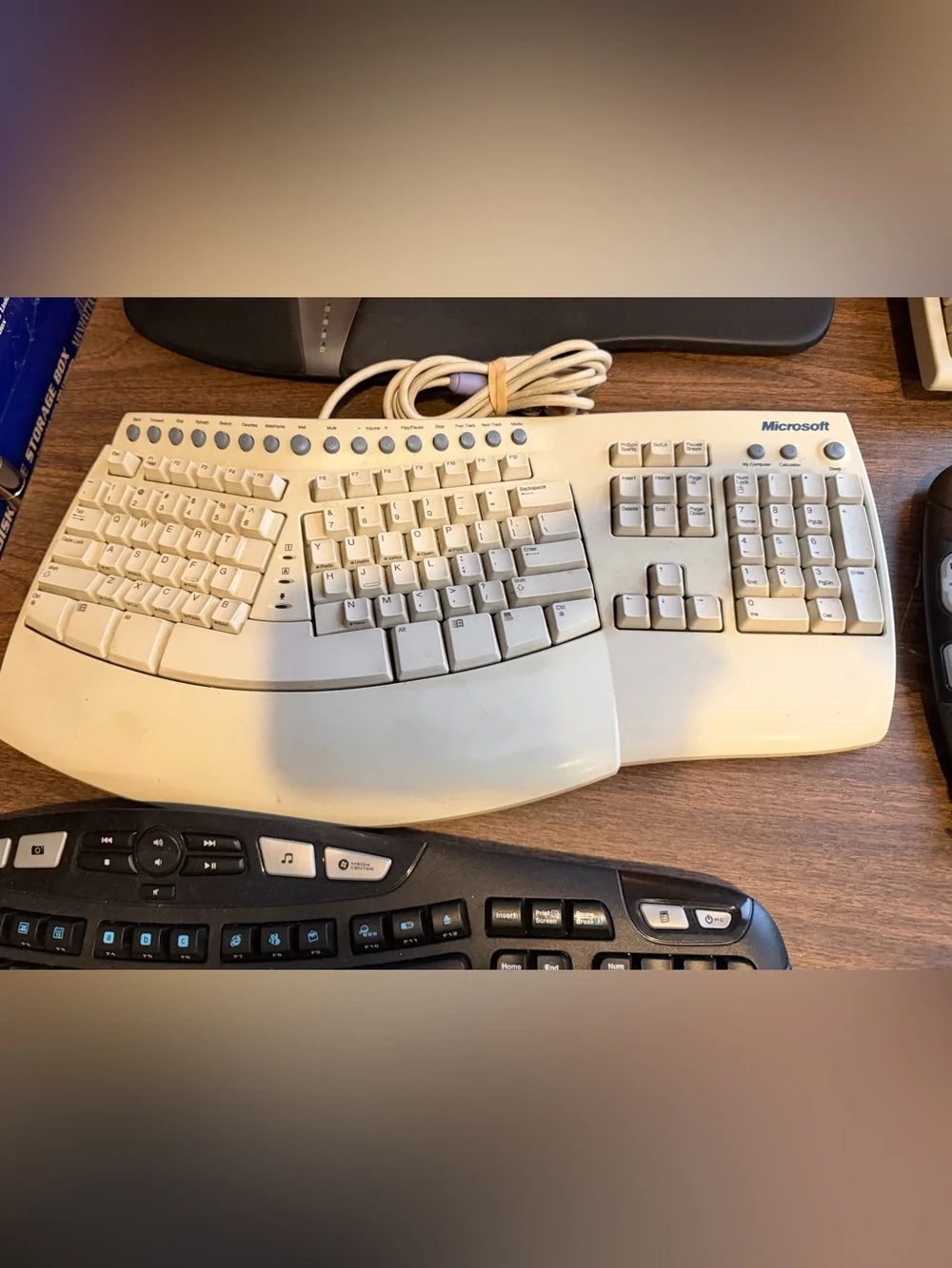 Keyboards & computer mouse lot Microsoft (black & ivory) Logitech
